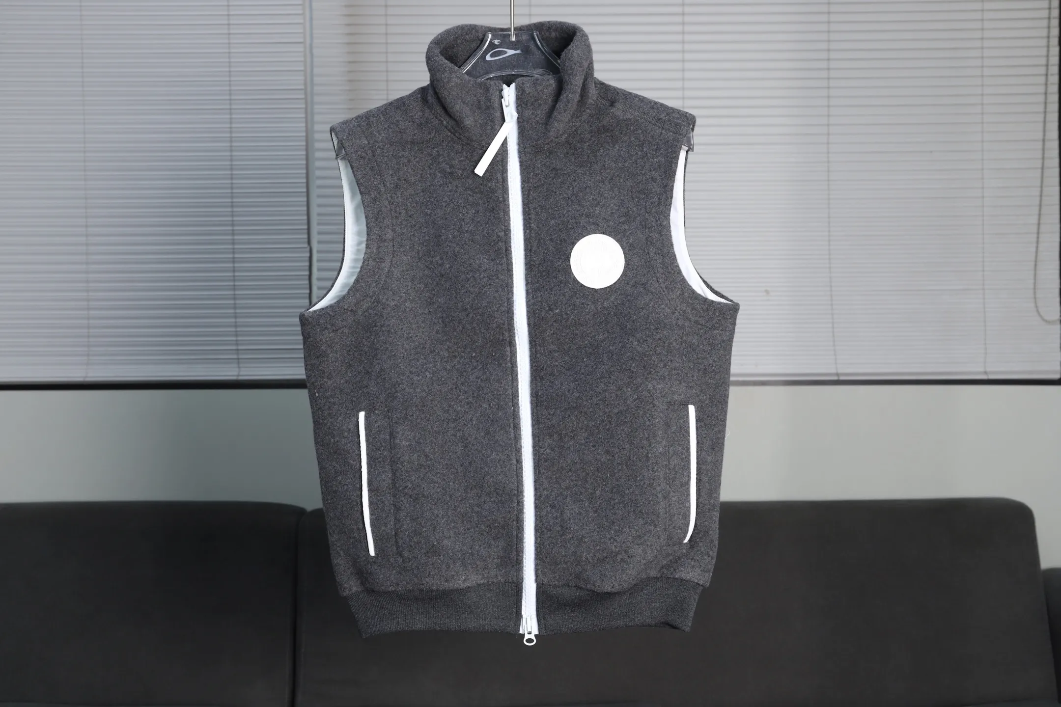 P640 Big Goose White Label Cashmere Vest Canada Goose Canada Goose Humanature Series Ski Season White Label Warm, Windproof, Breathable, Soft Solid Color Stand Collar Logo Label Zipper Casual Sleeveless Vest Mersey Solid Color Stand Collar Fitted Sleeveless Vest Exclusive Customized Wool Fabric Compare only with ZP There is no need to elaborate on the popularity of this season’s new style. The fabric is warm and comfortable long plush and easy to put on and take off. High-tech breathable space cotton liner makes the whole dress very stiff. At the same time, it is soft, comfortable and lightweight. Breathable, soft, not sweaty, lightweight, stylish, and not deformed. The iconic double-striped reflective strips are designed behind the collar and hat. No detail is missed. High-density goose badge. All threaded accessories are customized. Three colors to choose from. Each one is super western. The upper body effect is very high-end. The loose version is not bloated at all. It is quite fashionable. It can be said to be a very unique design. This year's must-have style is the same for men and women🔥 Color: light gray dark gray Khaki